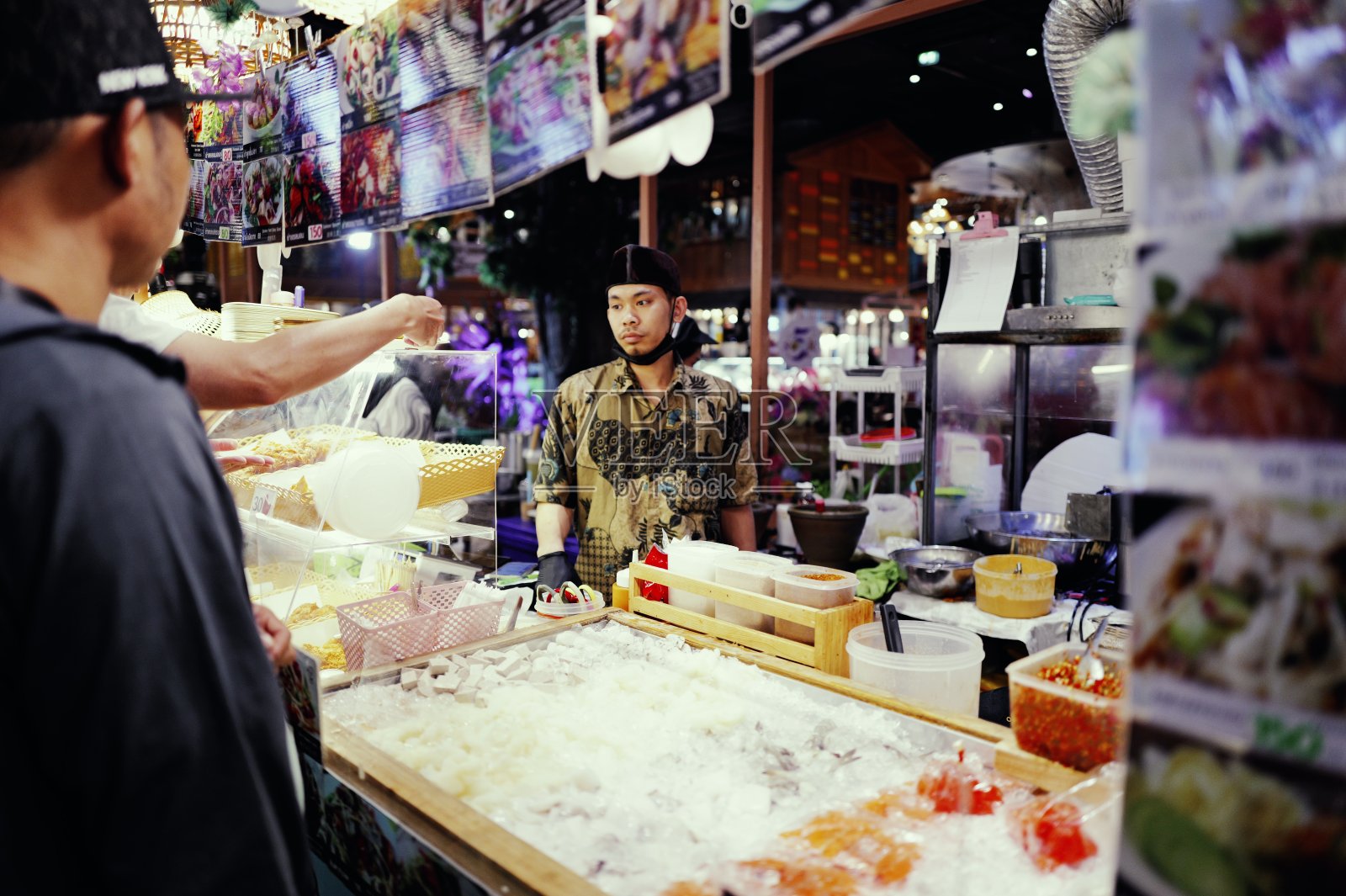 曼谷苏暹市场繁忙的夜晚照片摄影图片