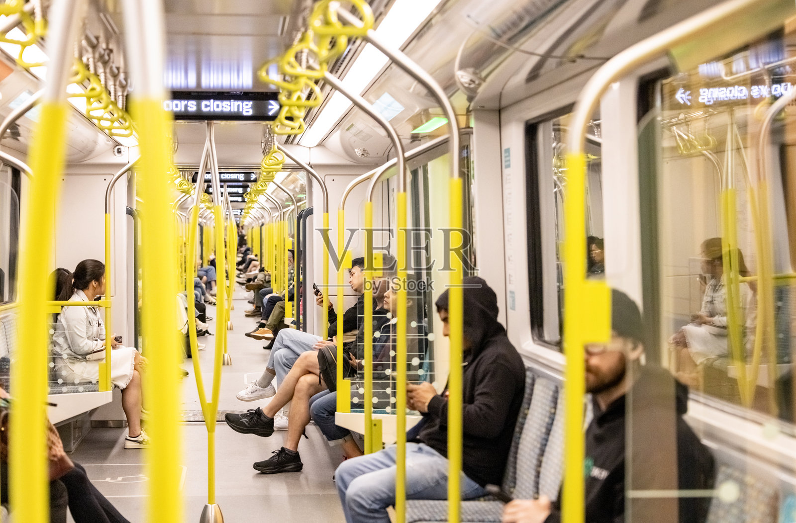 乘坐悉尼地铁的乘客，背景留有文案空间照片摄影图片