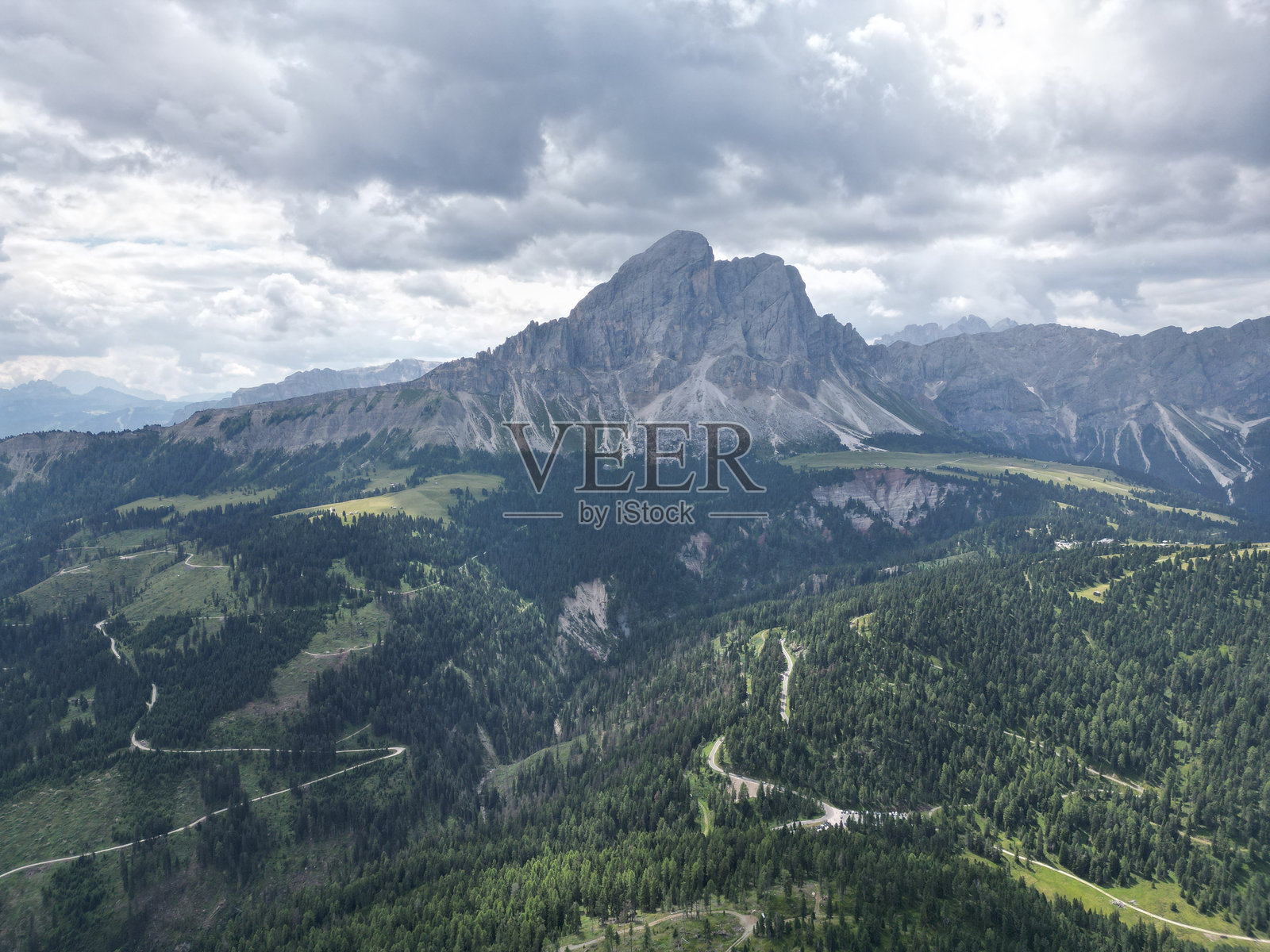 意大利北部南蒂罗尔特伦蒂诺的白云石山脉鸟瞰图。照片摄影图片