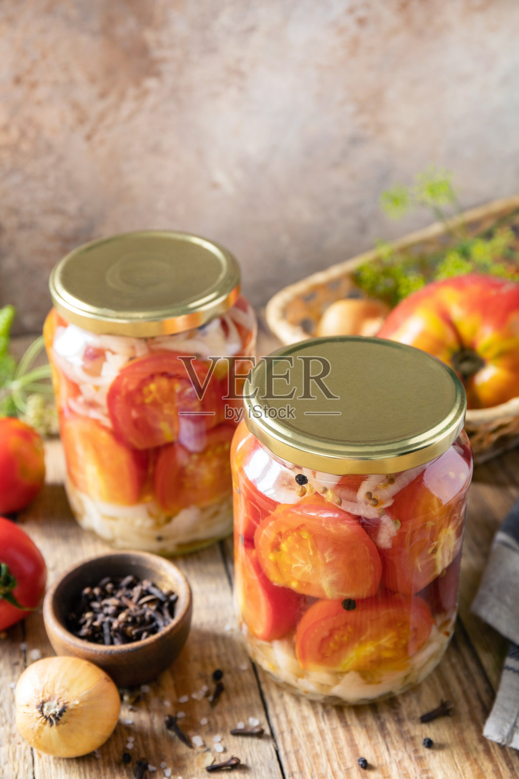健康的自制发酵食品。玻璃罐腌渍番茄、洋葱罐头。家计经济，秋收保鲜。副本的空间。照片摄影图片