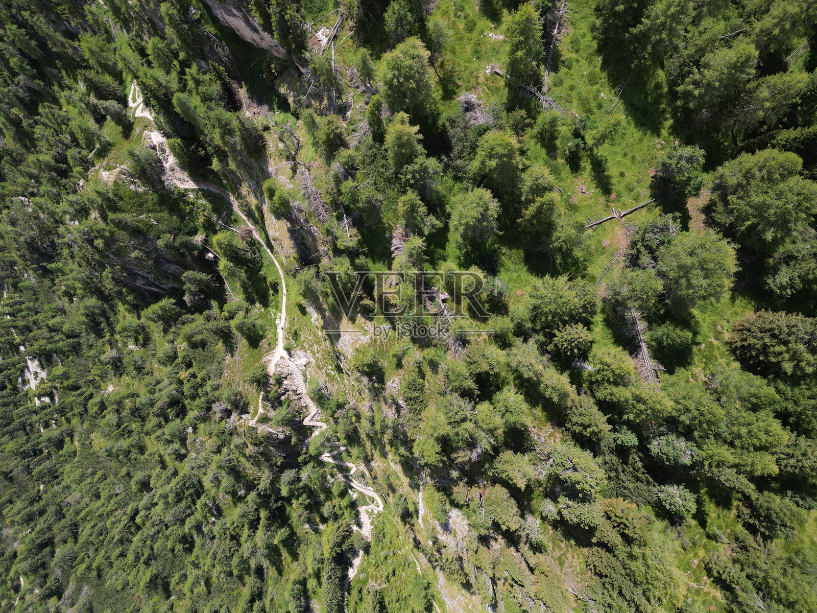 从空中俯瞰意大利北部南蒂罗尔的特伦蒂诺的多洛米蒂山脉景观。照片摄影图片