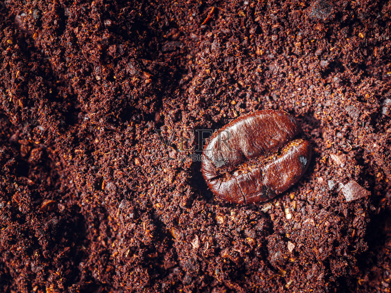咖啡豆上的咖啡粉，俯视图的咖啡豆和咖啡粉照片摄影图片