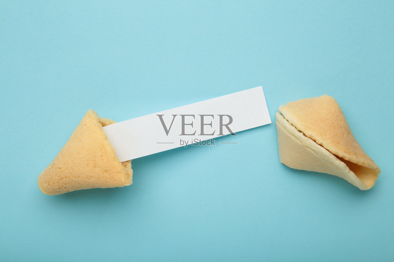 破解传统的幸运饼干与预测在蓝色背景。俯视图照片摄影图片