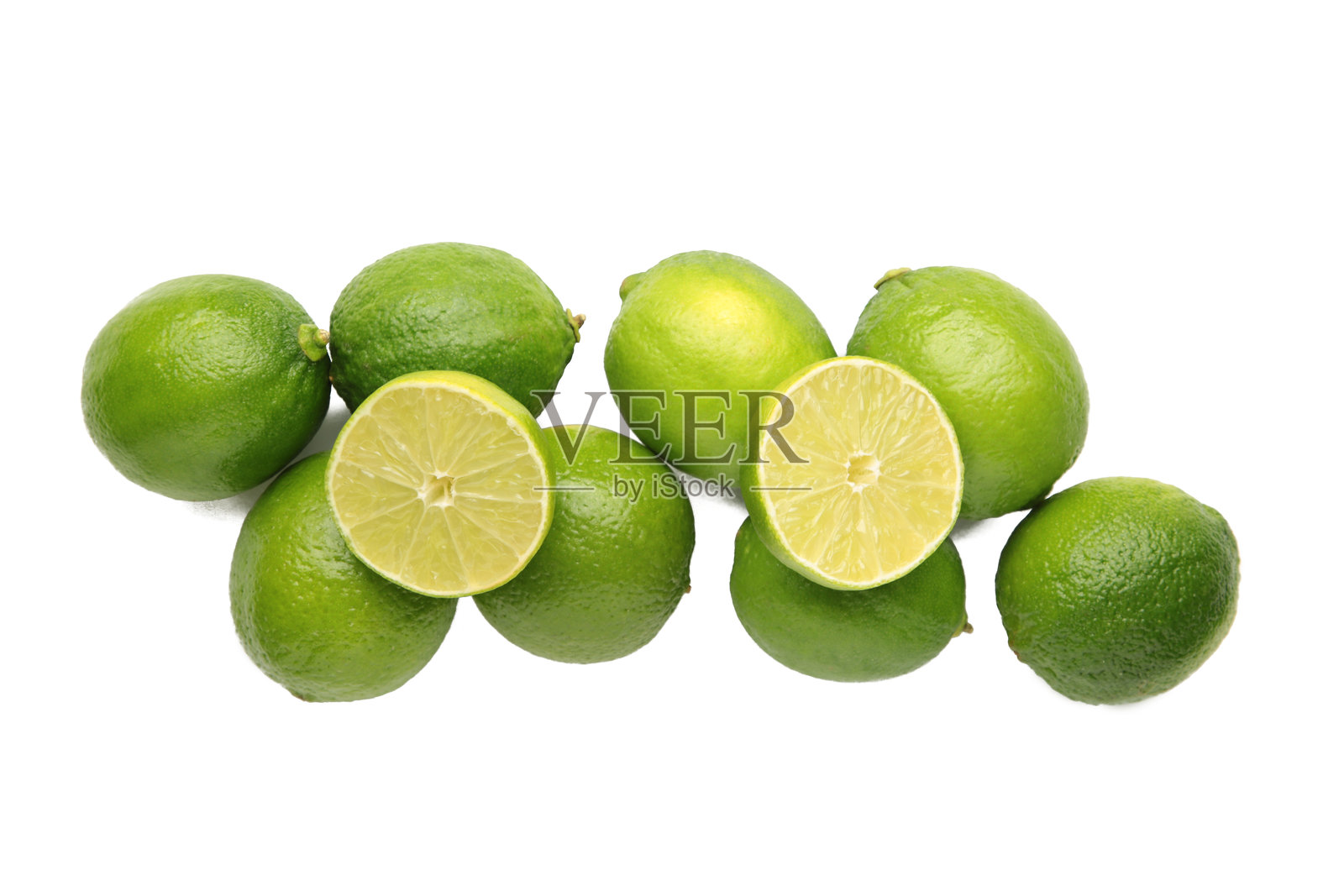 在白色背景上切成两半的青柠。照片摄影图片