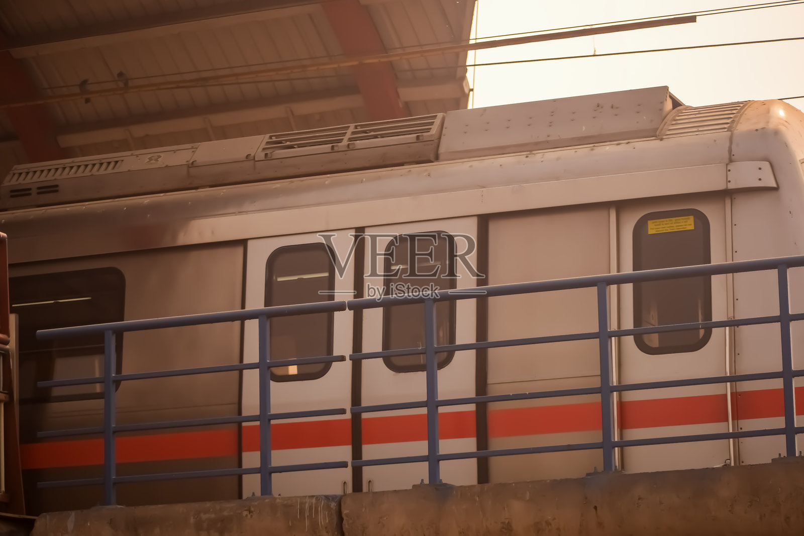 印度新德里，2024年2月17日——德里地铁列车抵达亚洲印度新德里的jhanddewalan地铁站，公共地铁从jhanddewalan站出发照片摄影图片