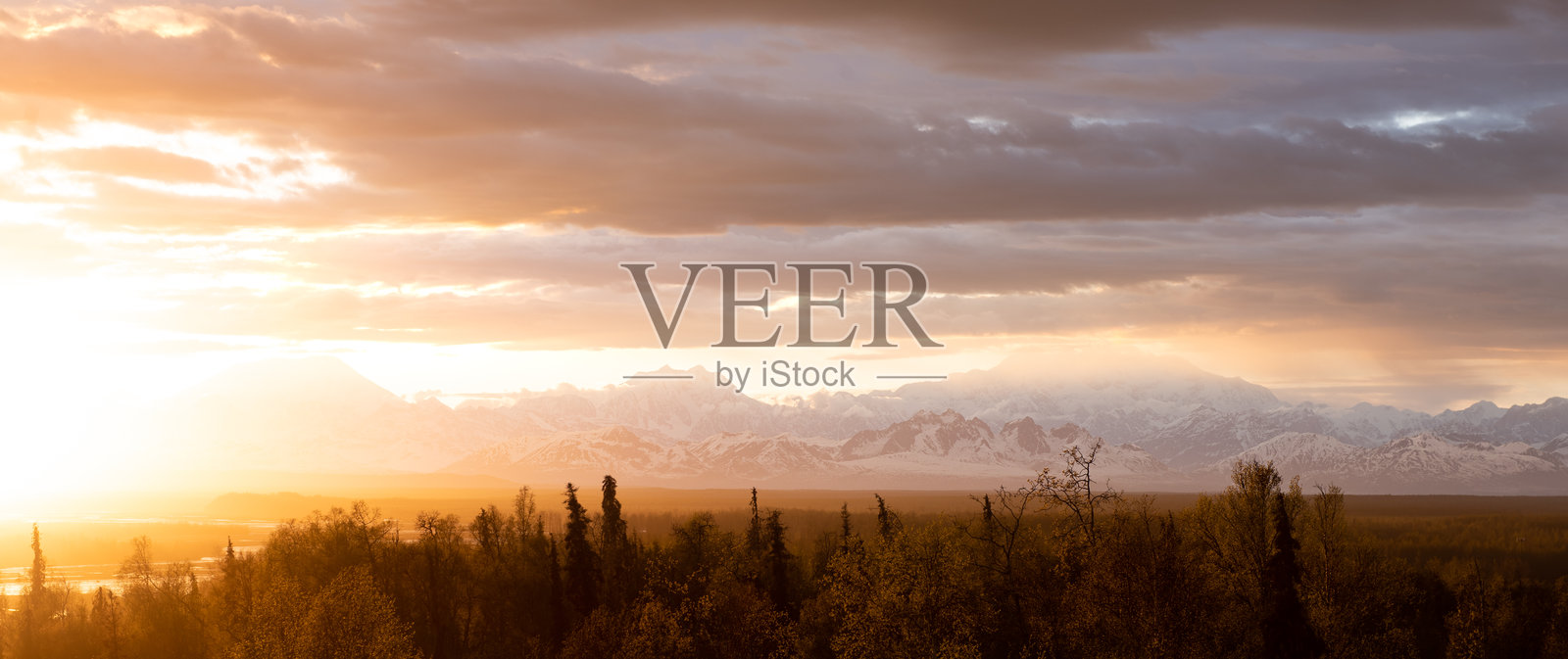 戏剧性的日落与山脉的背景照片摄影图片