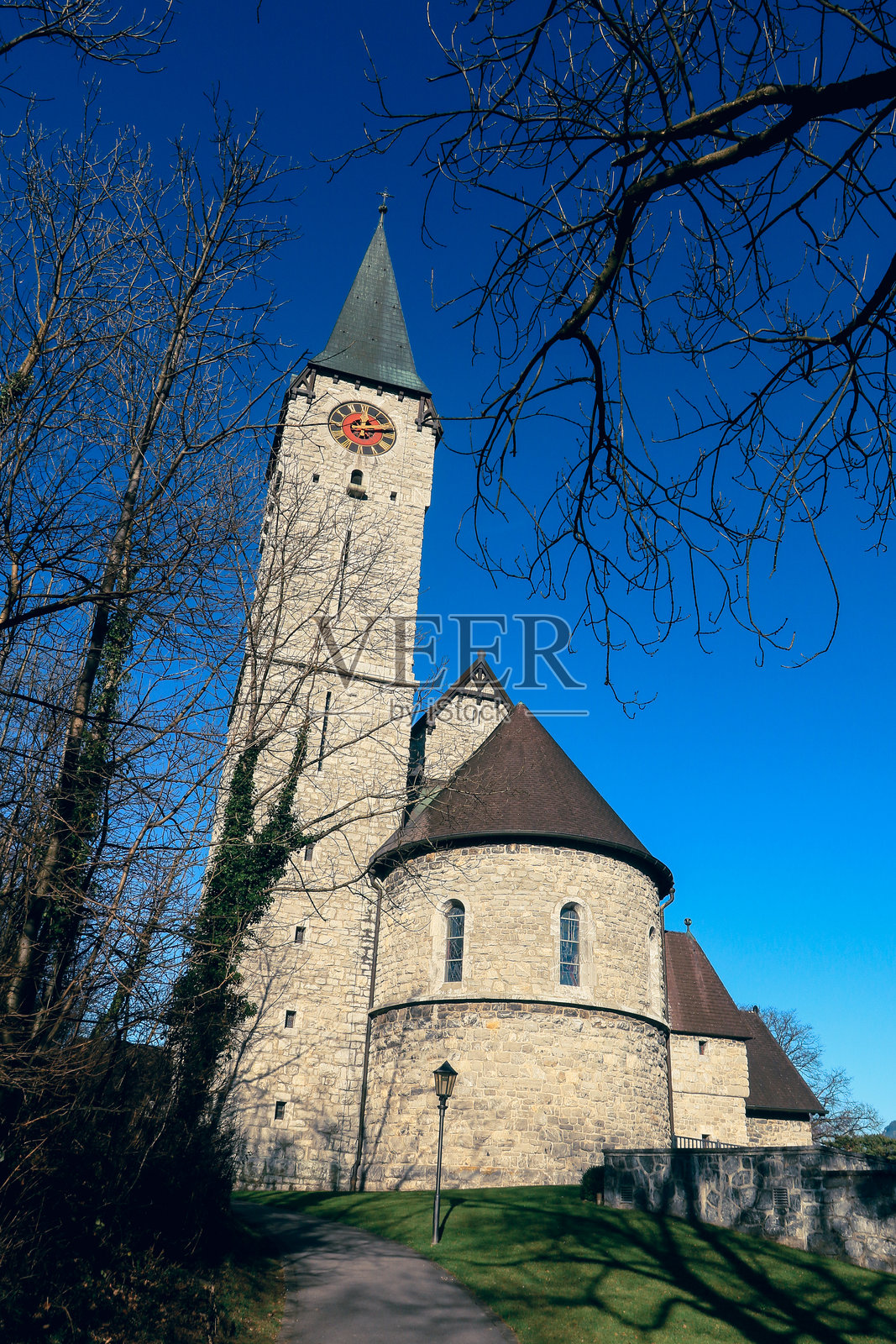瓦杜兹历史悠久的教堂，晴朗的蓝天下照片摄影图片
