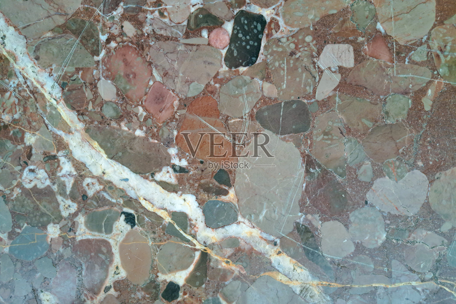 砾岩抛光表面的砾岩，有各种颜色的石头和复杂的图案照片摄影图片