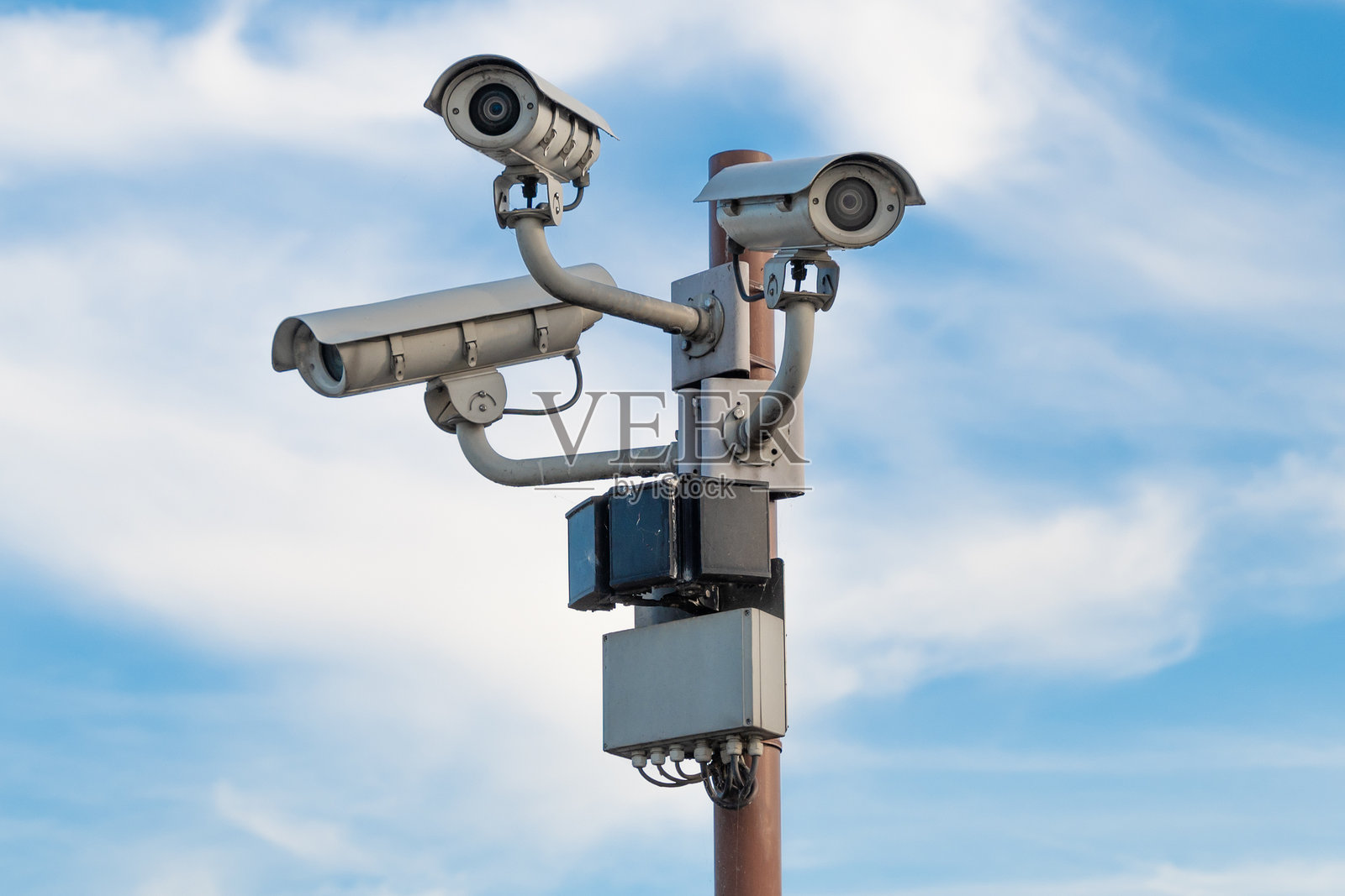 城市监控摄像头。三个不同方向的摄像头。照片摄影图片