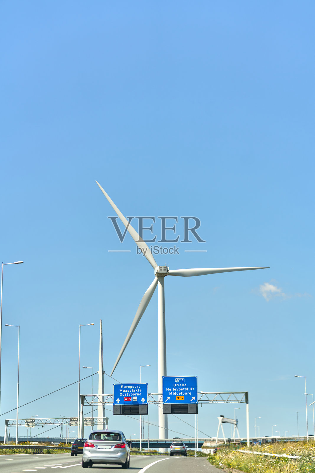 户外风车照片，可再生能源概念摄影与风电场。可持续能源，绘有现代科技。照片摄影图片