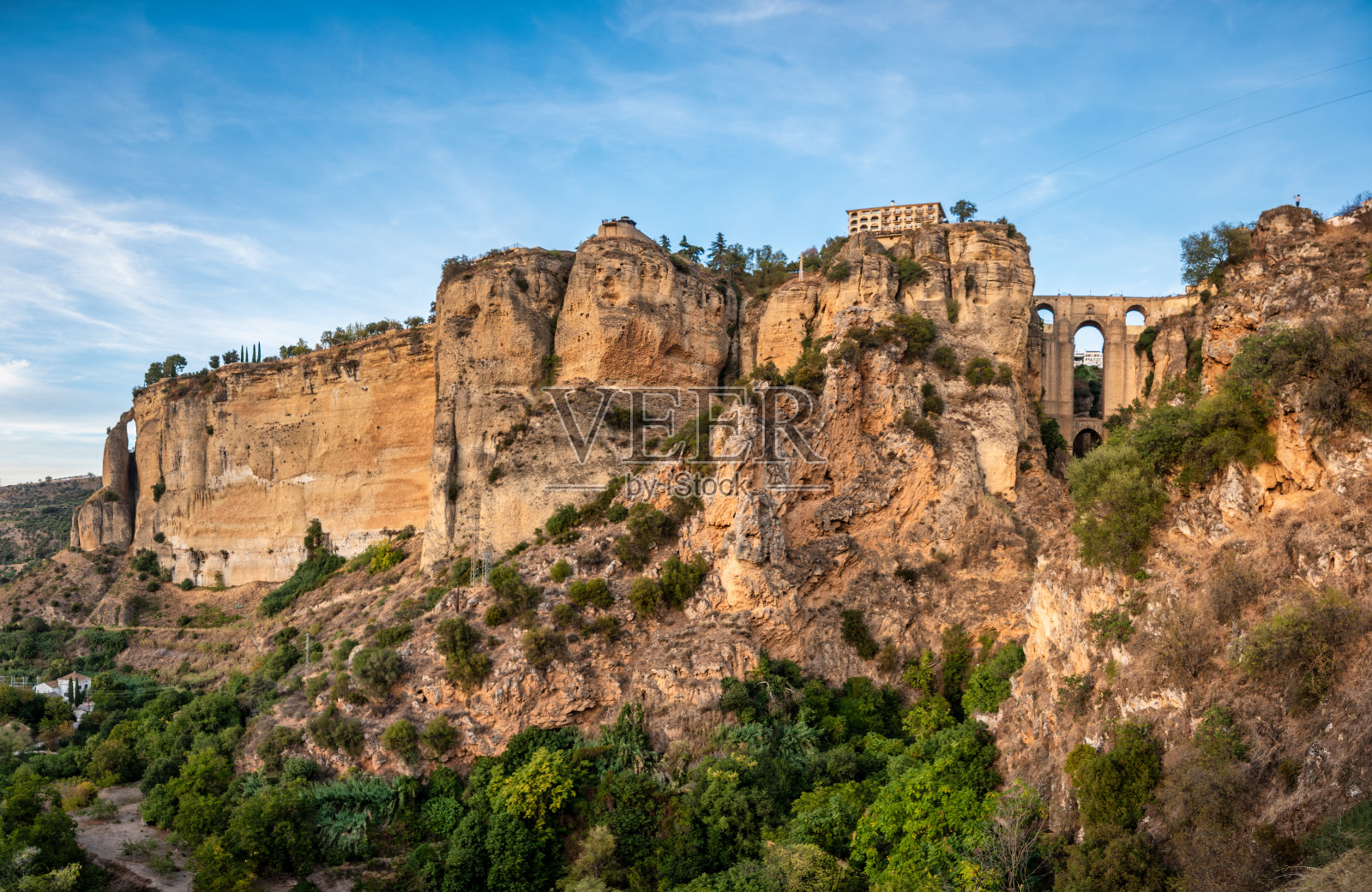 西班牙隆达的Puente Nuevo和El Tajo峡谷全景照片摄影图片