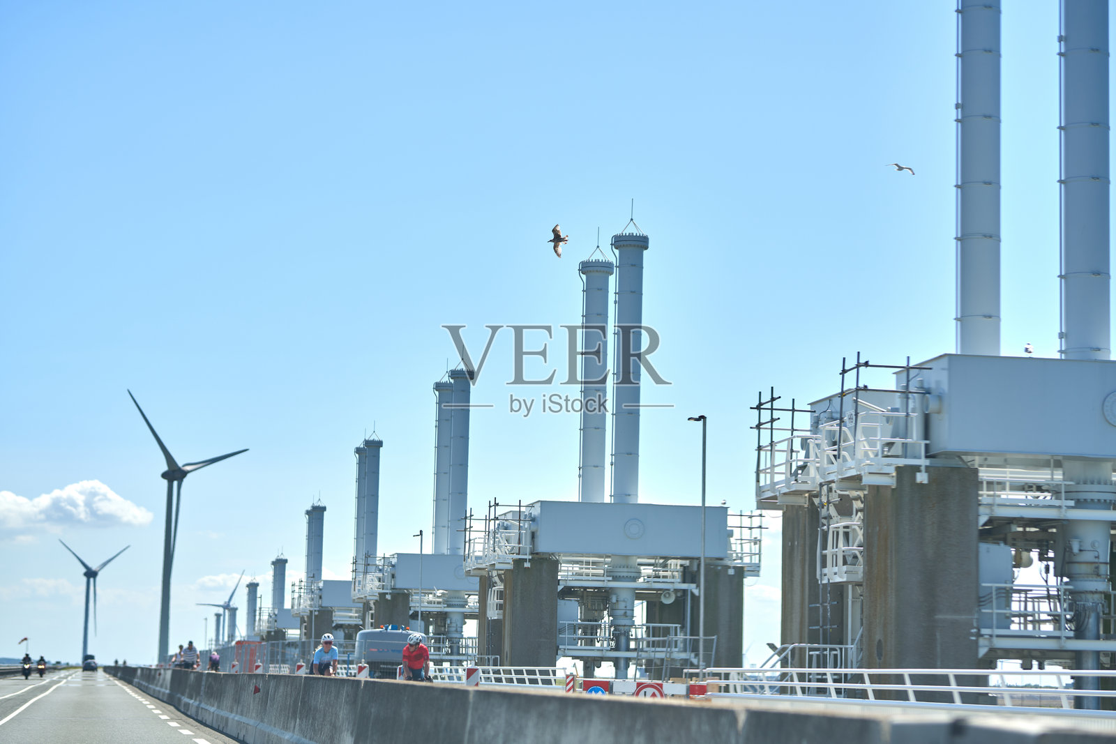 户外风车照片，可再生能源概念摄影与风电场。可持续能源，绘有现代科技。照片摄影图片