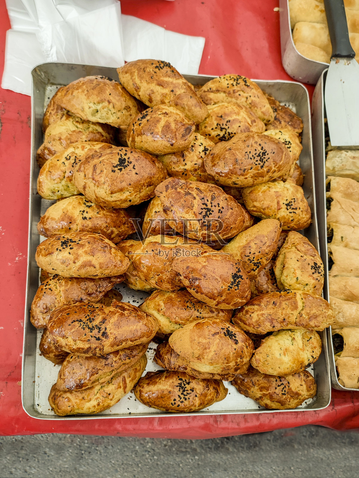 土耳其伊斯坦布尔kadikoy的露天集市上出售新鲜的面包香精照片摄影图片