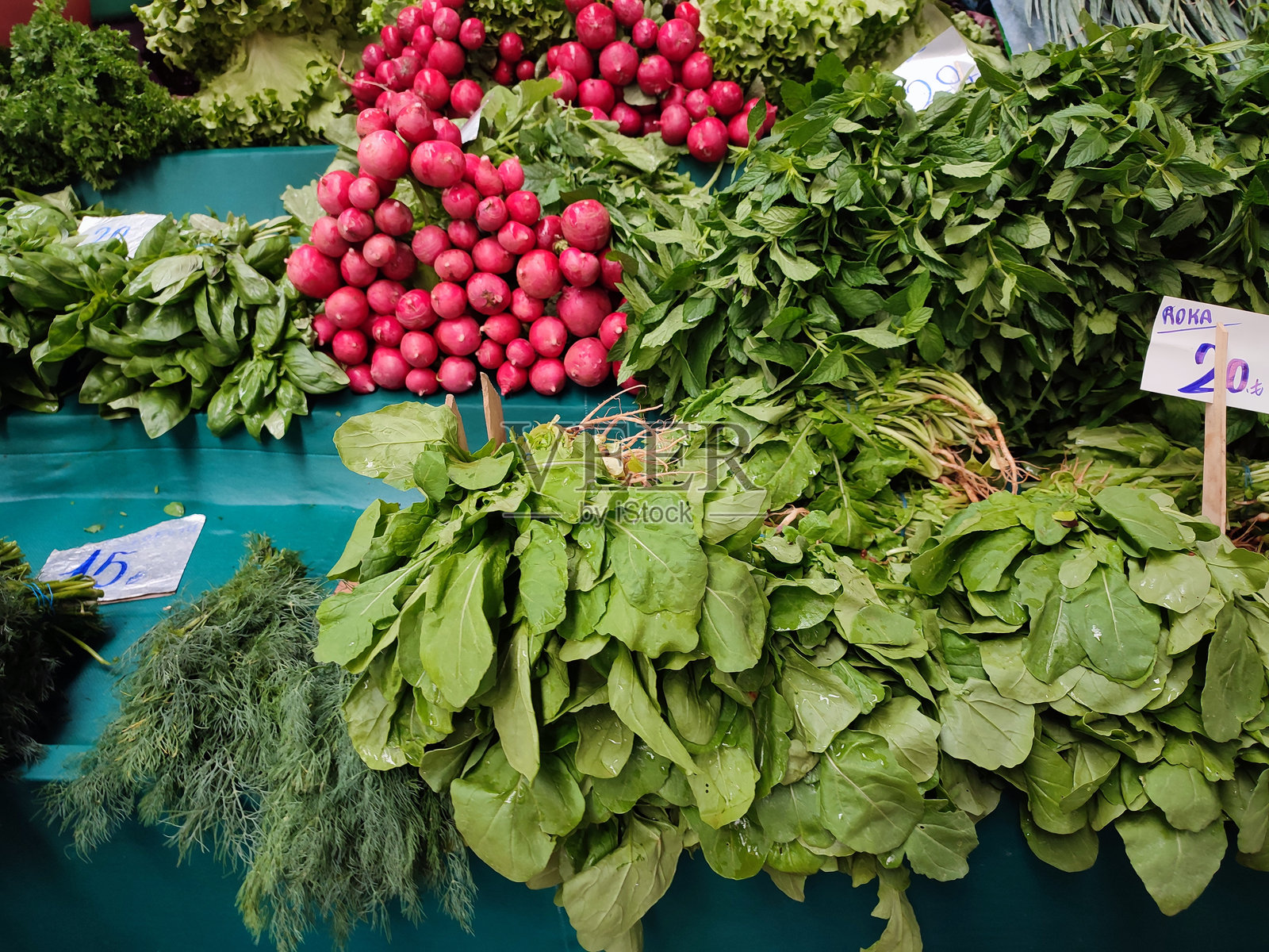 土耳其伊斯坦布尔kadikoy露天集市上出售新鲜蔬菜和萝卜照片摄影图片