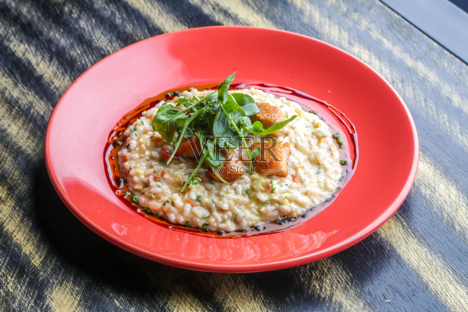 三文鱼烩饭照片摄影图片