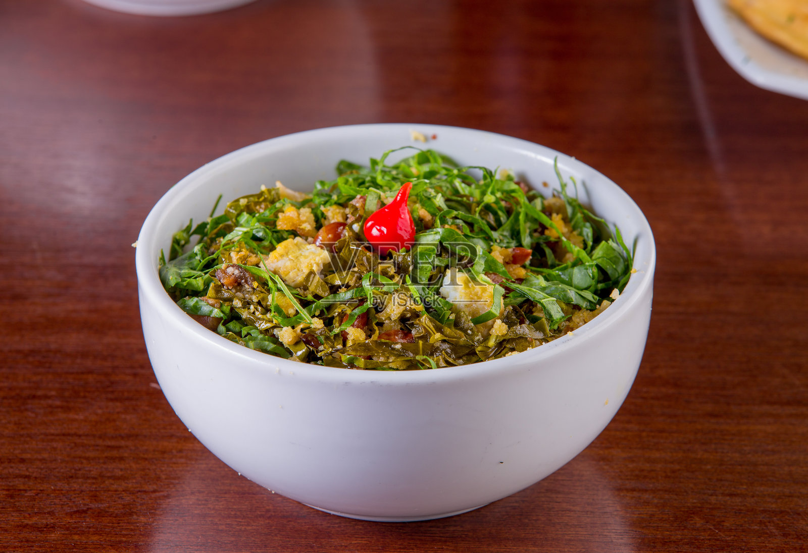 一份带鸡蛋的tropeiro豆照片摄影图片