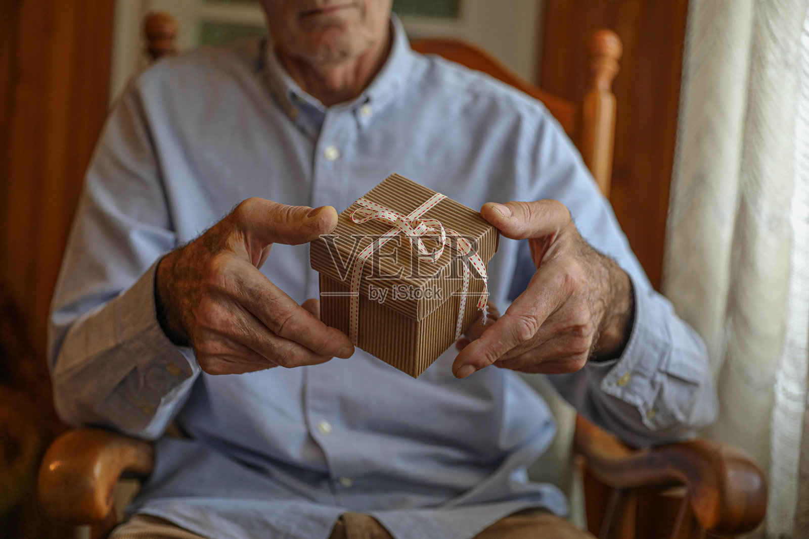 老手与礼盒特写照片摄影图片