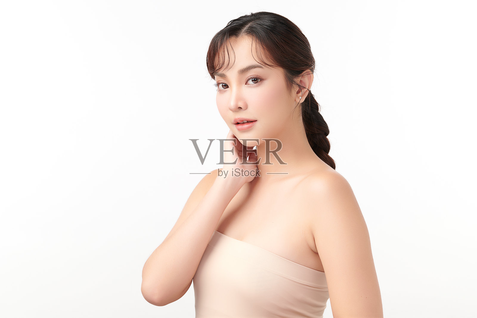 美丽年轻的亚洲女性，干净清新的皮肤在白色的背景，面部护理，面部护理，美容，美容和水疗，亚洲女性肖像。照片摄影图片