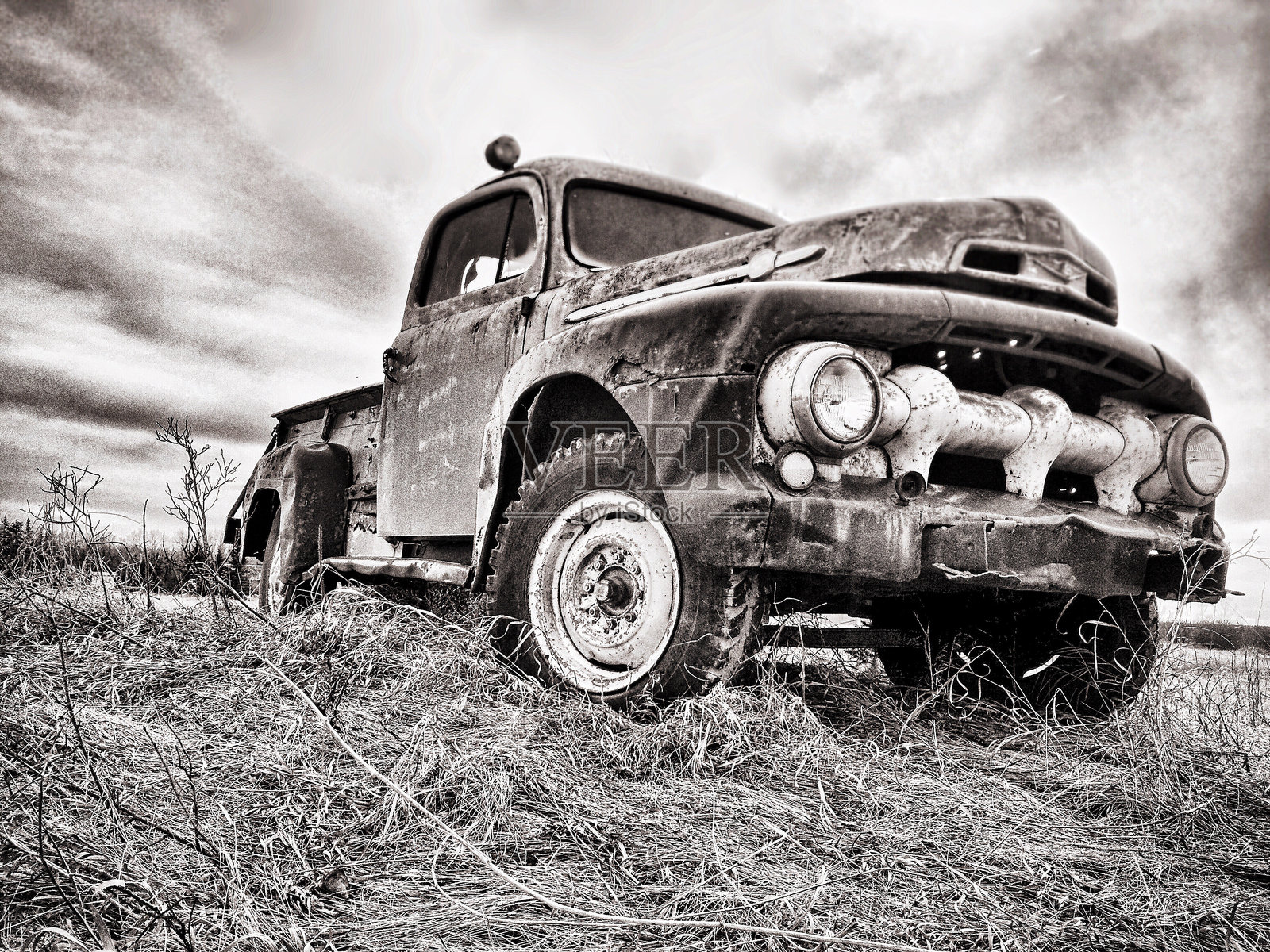 野外废弃车辆的低角度视角照片摄影图片