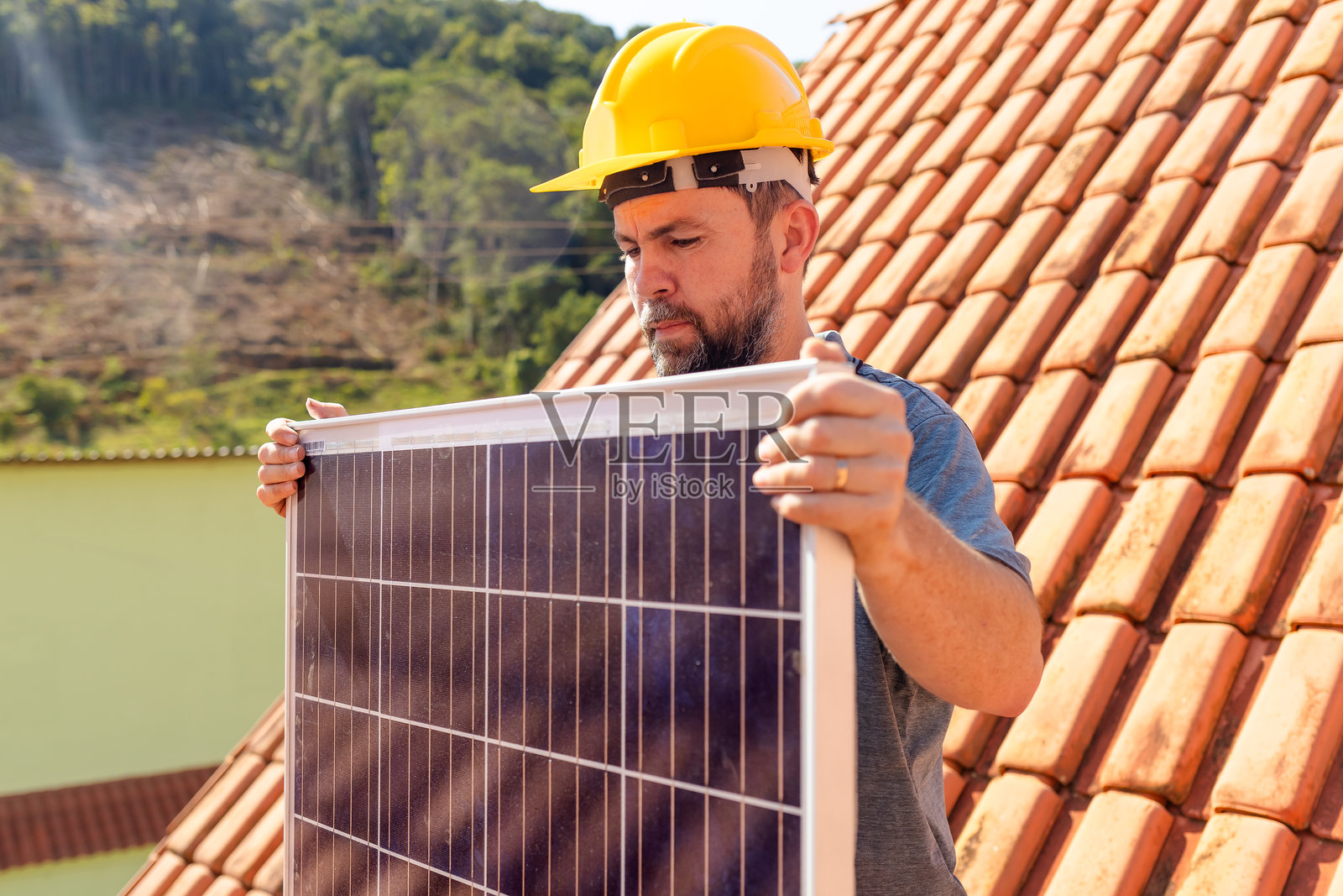 可再生能源:太阳能电池板安装照片摄影图片