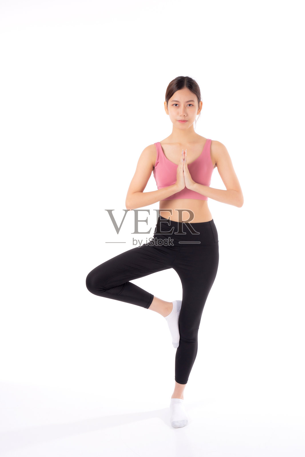 肖像年轻的亚洲妇女在运动服做练习瑜伽伸展手孤立的白色背景，女性锻炼和锻炼训练休闲，运动和健康，女性锻炼为健康。照片摄影图片