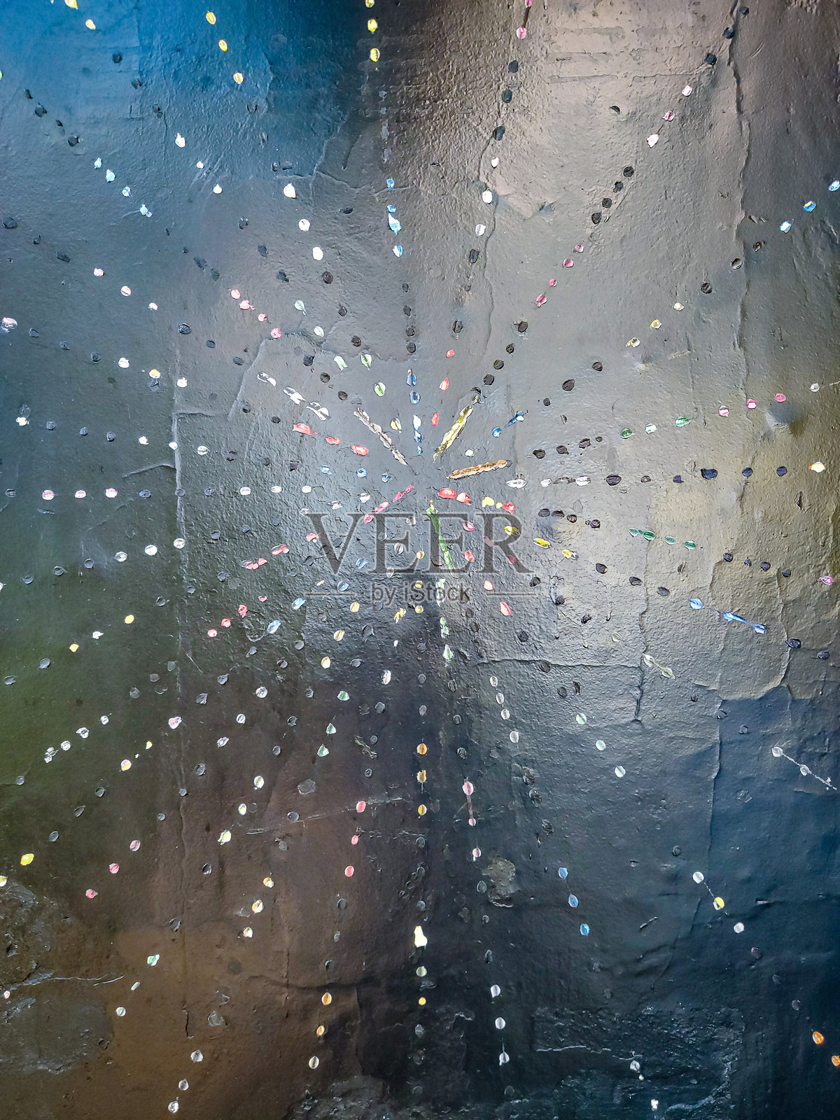 墙上的彩色爆炸涂料照片摄影图片