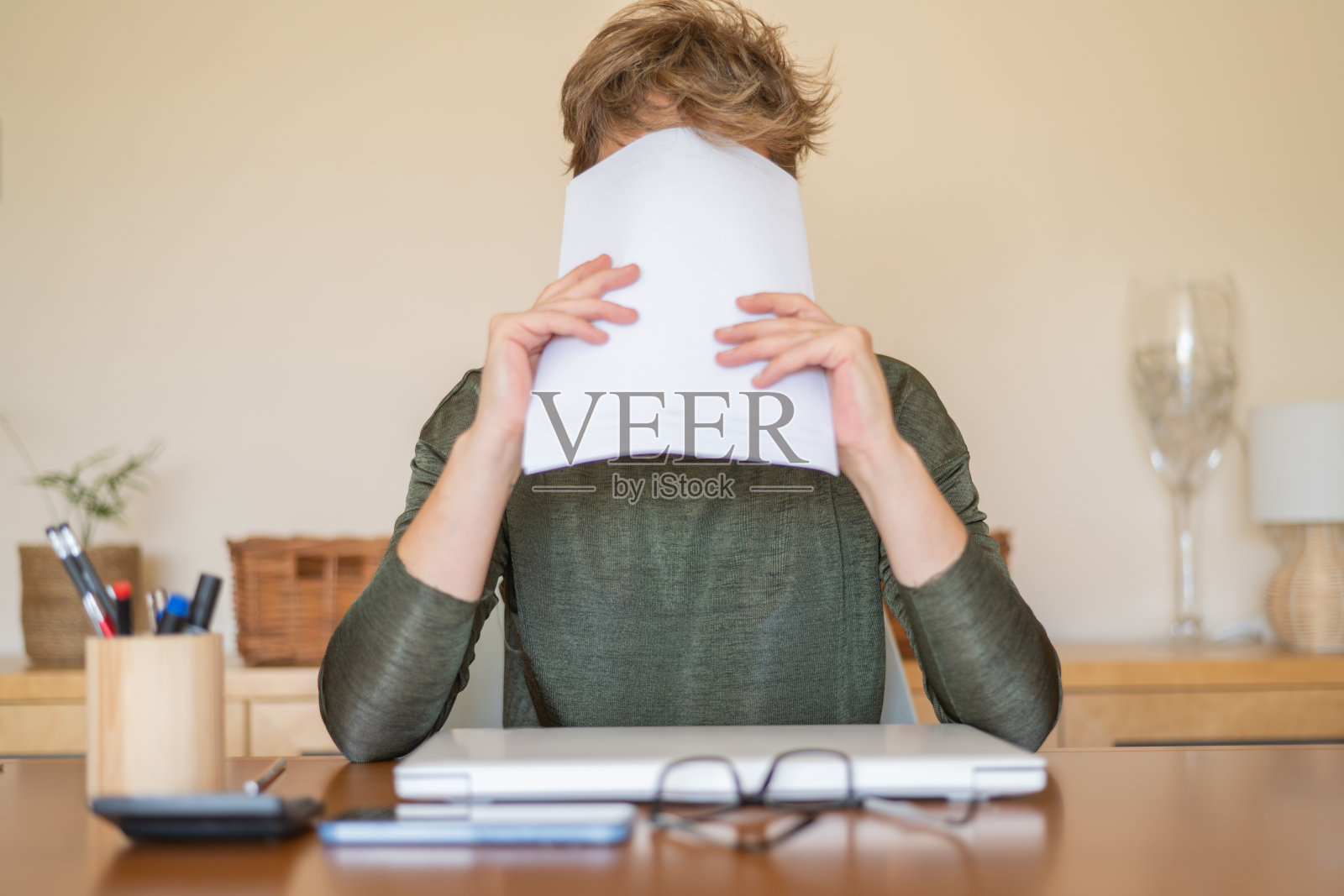 在家或办公室会计：压力、疲惫和沮丧。在家工作量过大的人。在办公室工作到很晚的女商人。工作过度概念。照片摄影图片