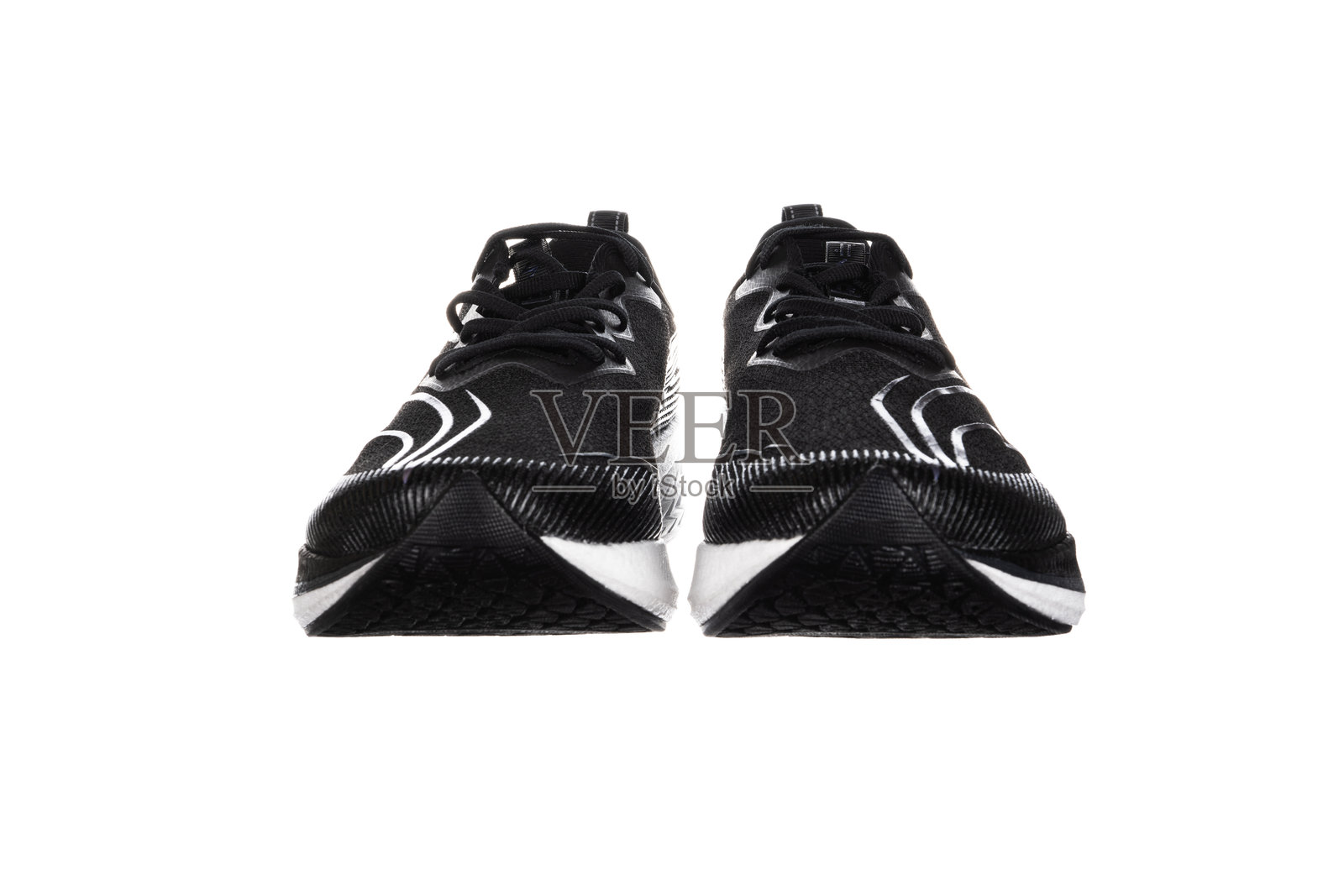 对新的无品牌的黑色运动跑鞋或运动鞋孤立的白色背景与剪辑路径照片摄影图片