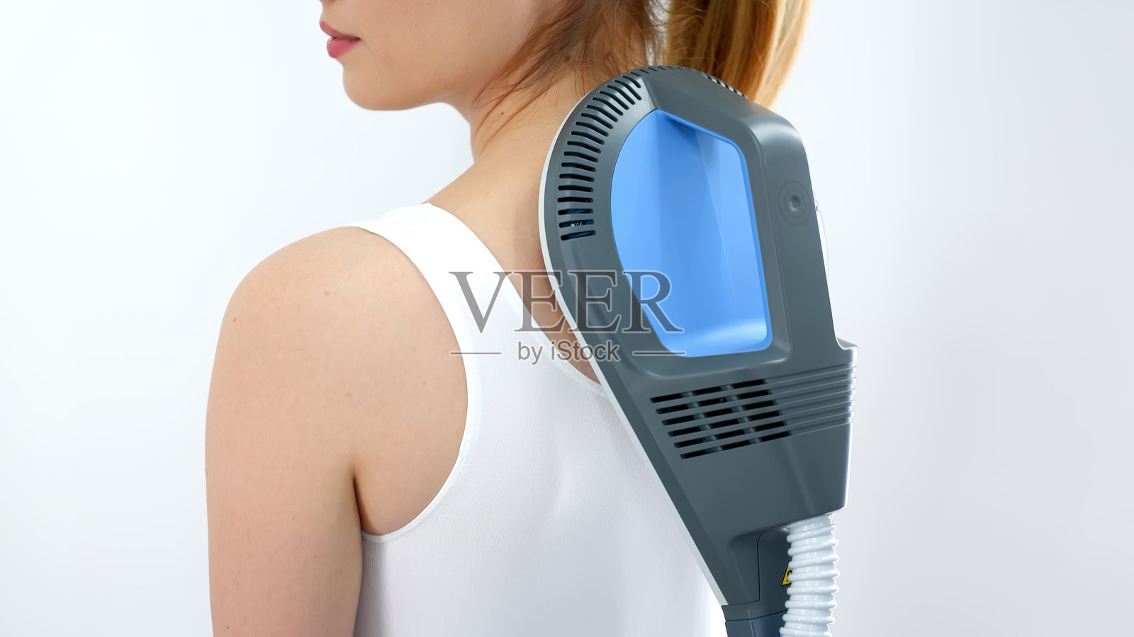 理疗师使用先进设备进行电磁疗法治疗背痛，展示有效的疼痛管理和康复技术照片摄影图片