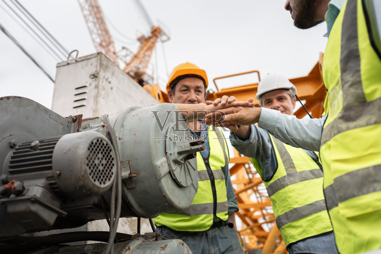 手触摸组工程师和工人检查机器和使用平板电脑备用起重机背景照片摄影图片