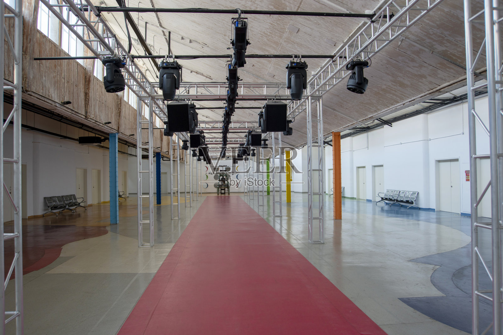 一个简单的服装表演场地照片摄影图片