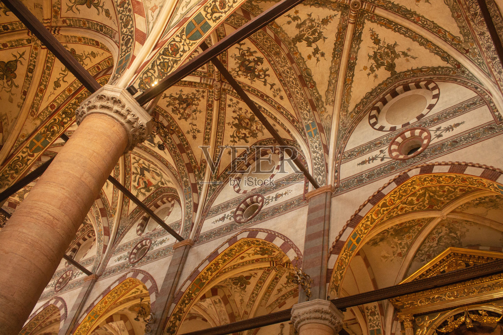 意大利威尼托地区维罗纳的圣阿纳斯塔西娅教堂的内部和圆顶。意大利城市的天主教堂。欧洲旅游观光。照片摄影图片