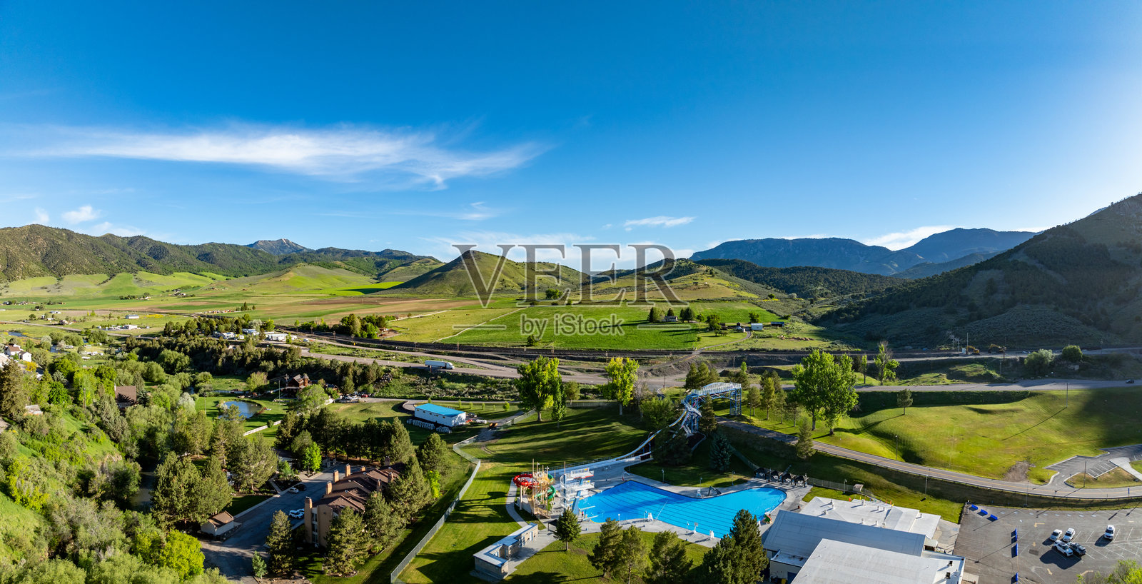 美国爱达荷州班诺克县东部熔岩温泉镇和30号高速公路的景色照片摄影图片