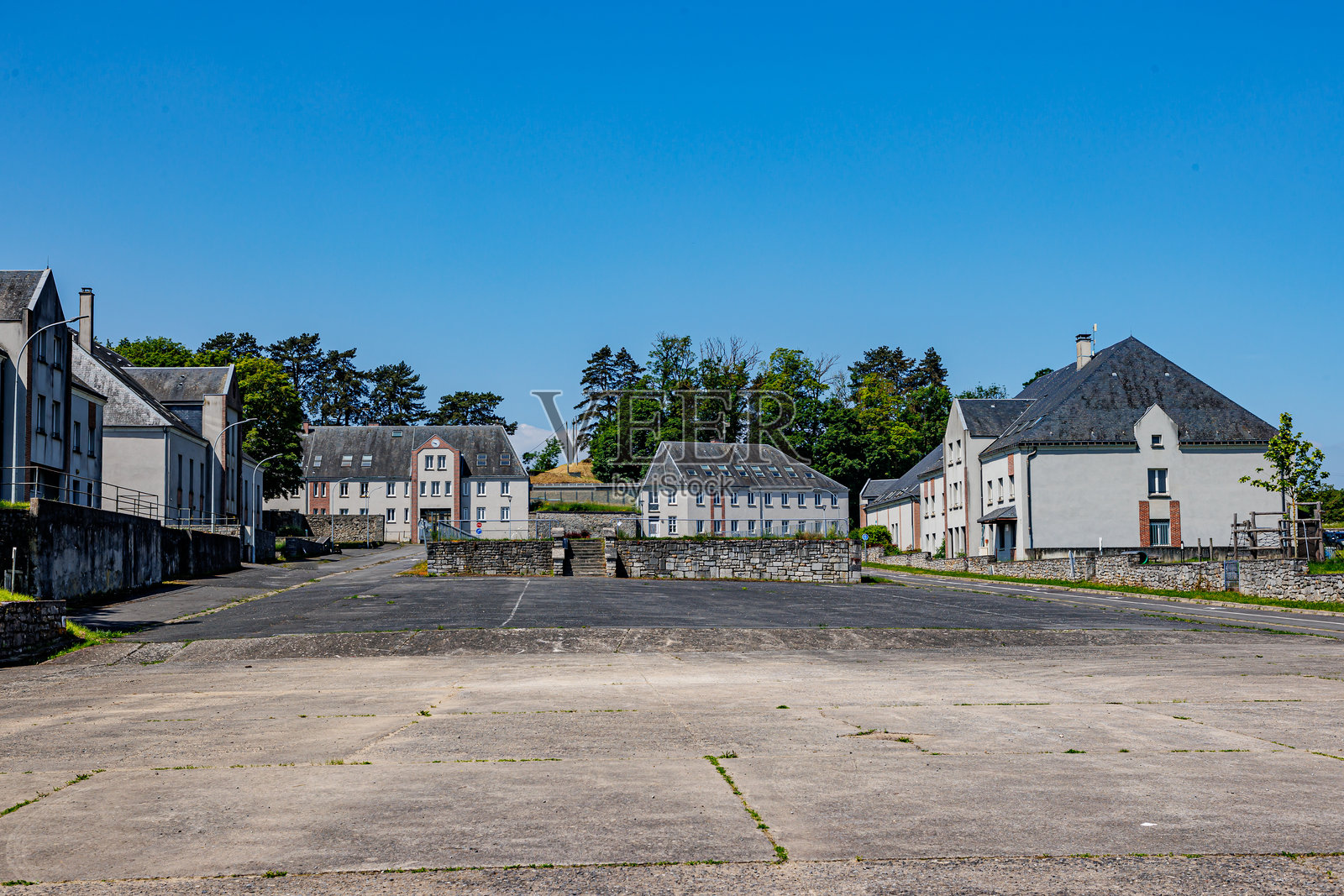 空荡荡的室内停车场，周围的建筑物在查尔蒙特堡垒的中央基地照片摄影图片