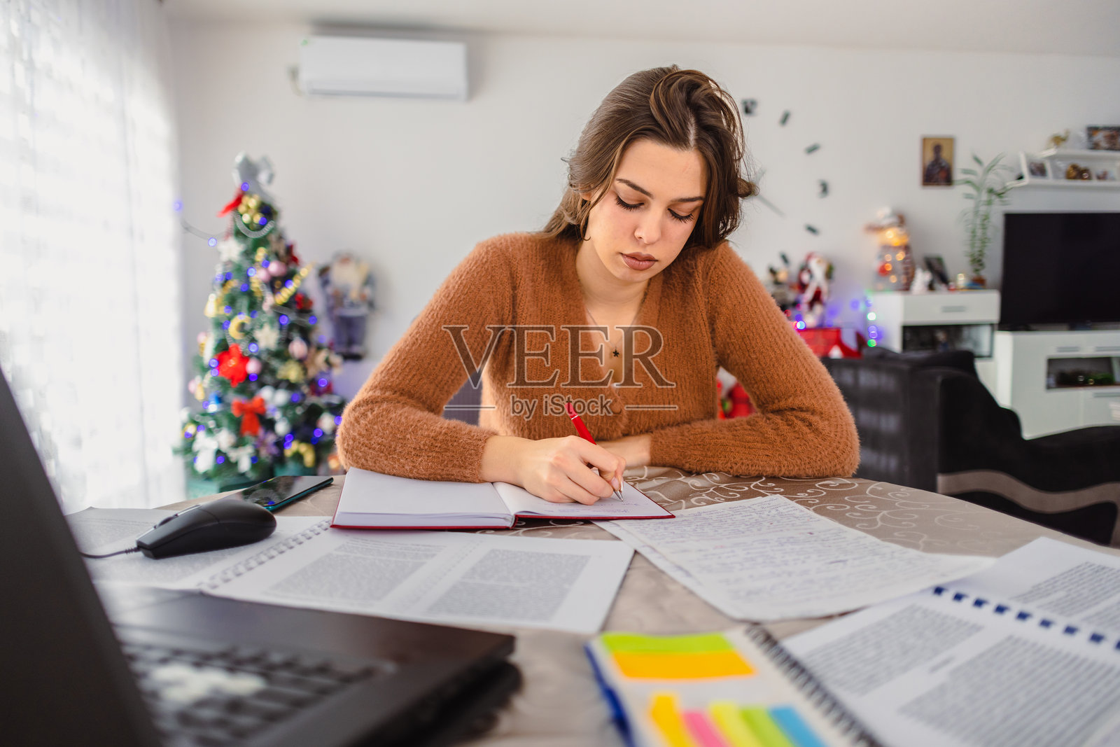 学生使用手提电脑照片摄影图片