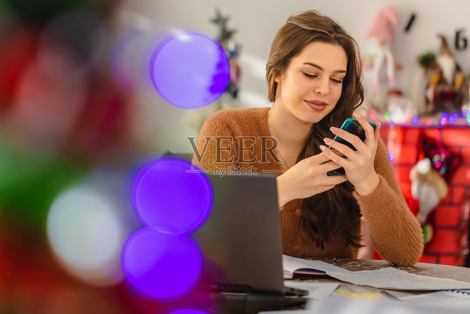 备考期间使用手机的女性照片摄影图片