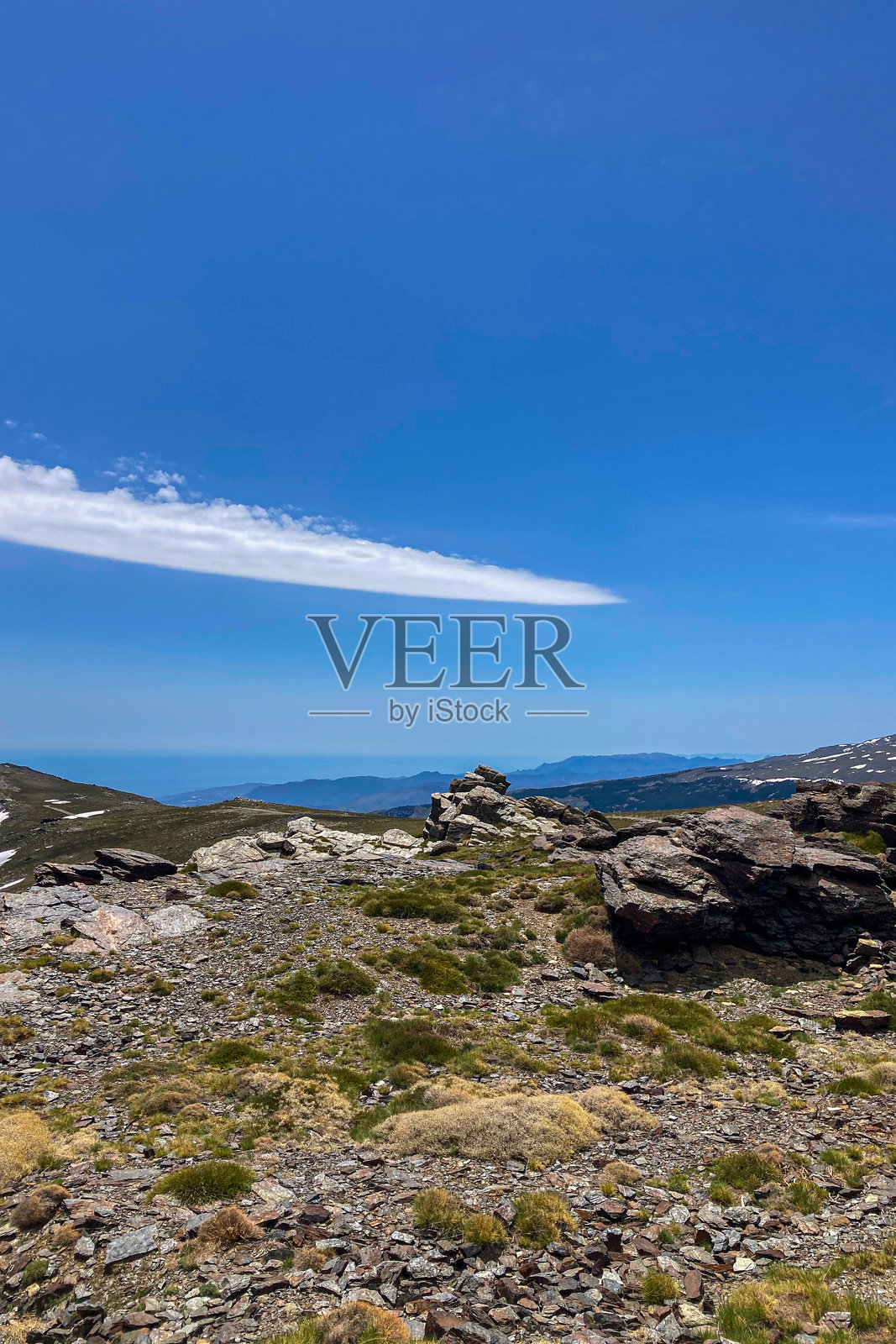 春天通往穆拉森峰的山路上雪山的广阔景色照片摄影图片