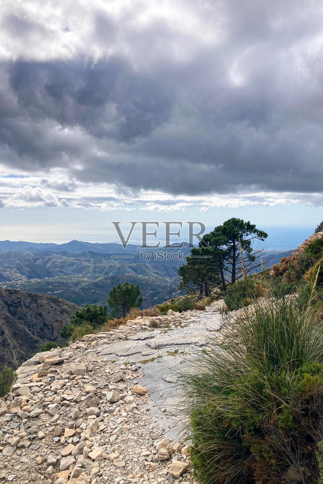 雷雨天从小径到马洛马峰的全景照片摄影图片