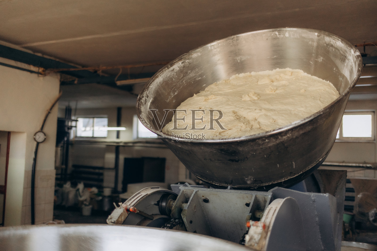 饭店厨房里的和面机照片摄影图片