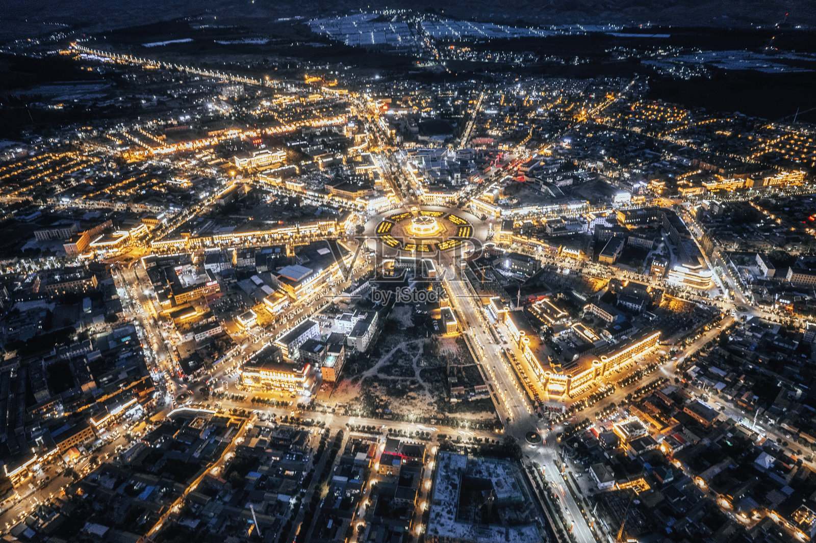 无人机夜景，中国新疆特克斯(八卦城)照片摄影图片