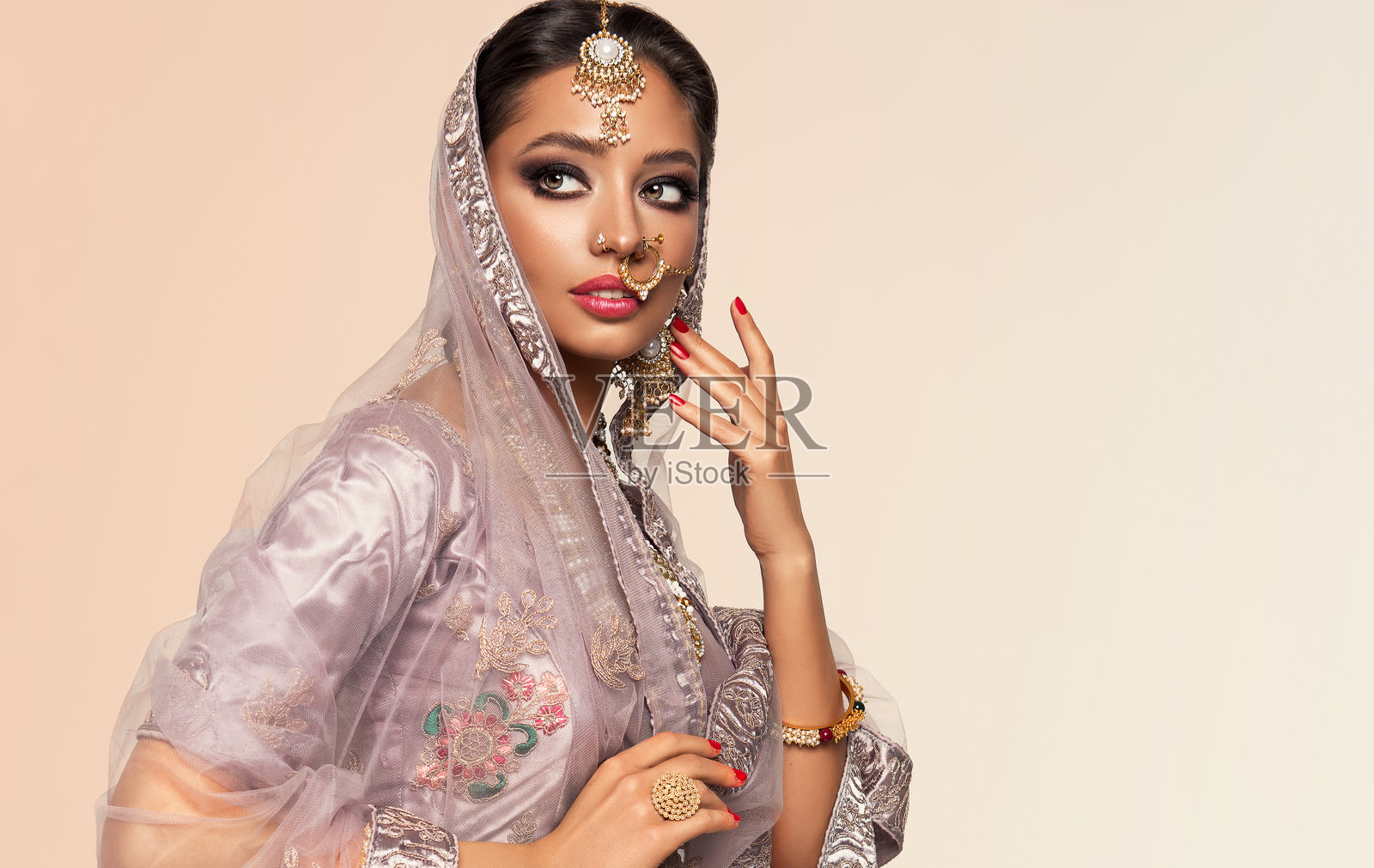 看起来充满激情。模特穿着传统的印度服装莎丽，戴着明亮的银饰。印度的美丽。照片摄影图片