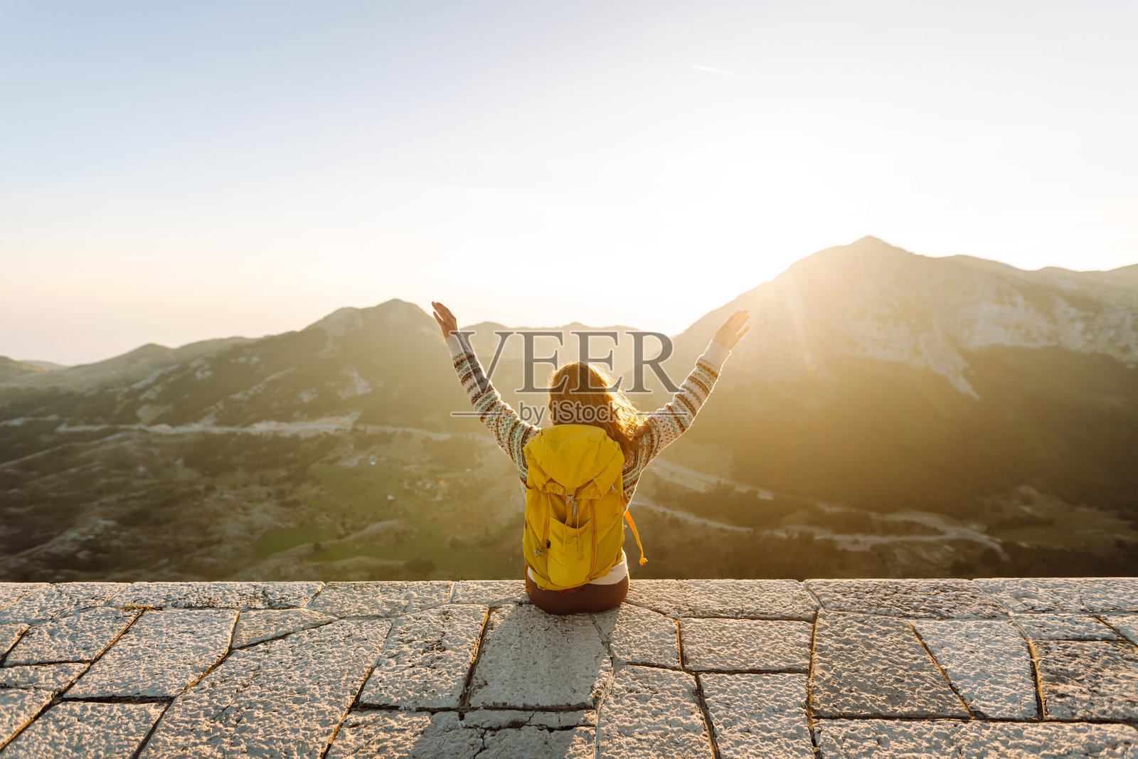 攀爬妇女到内格什陵墓顶端的过程。照片摄影图片