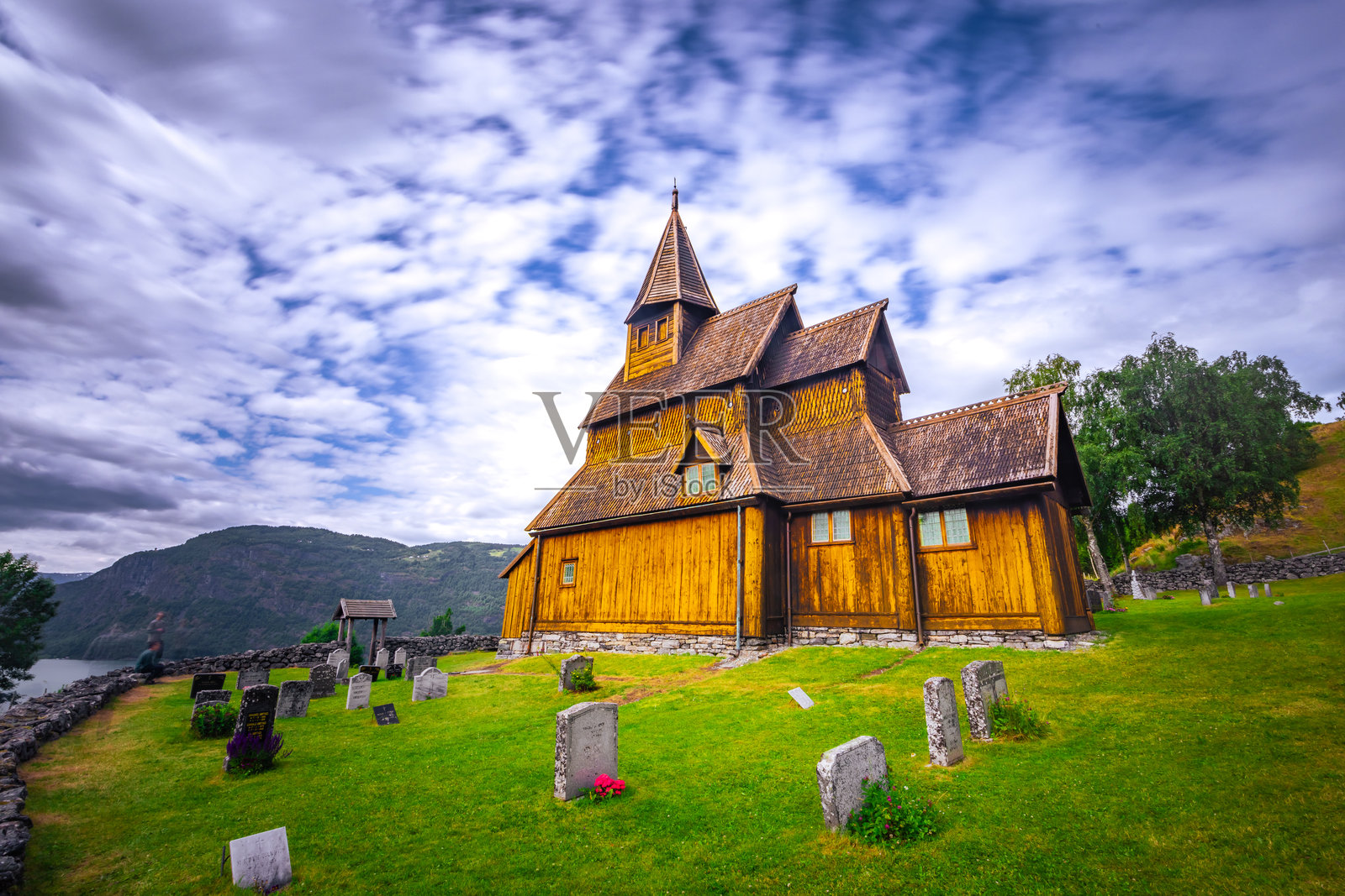 奥纳斯，挪威——2023年7月4日:奥纳斯村的厄纳斯木板教堂。联合国教科文组织世界遗产照片摄影图片