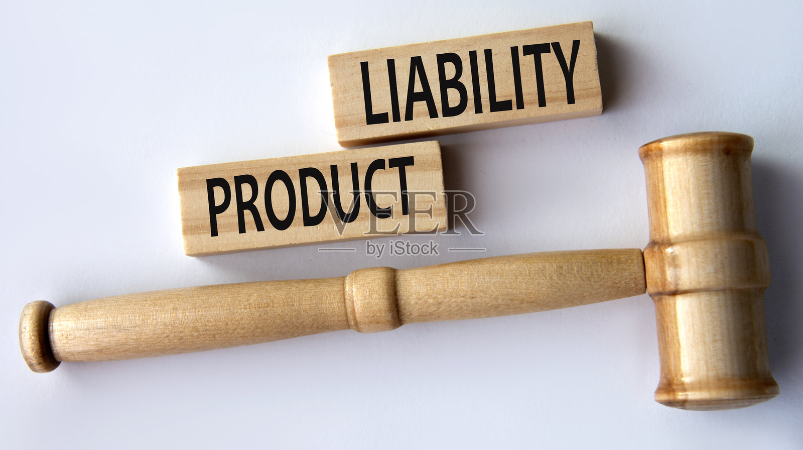 产品责任-文字在木块在一个白色的背景与法官的小木槌。照片摄影图片