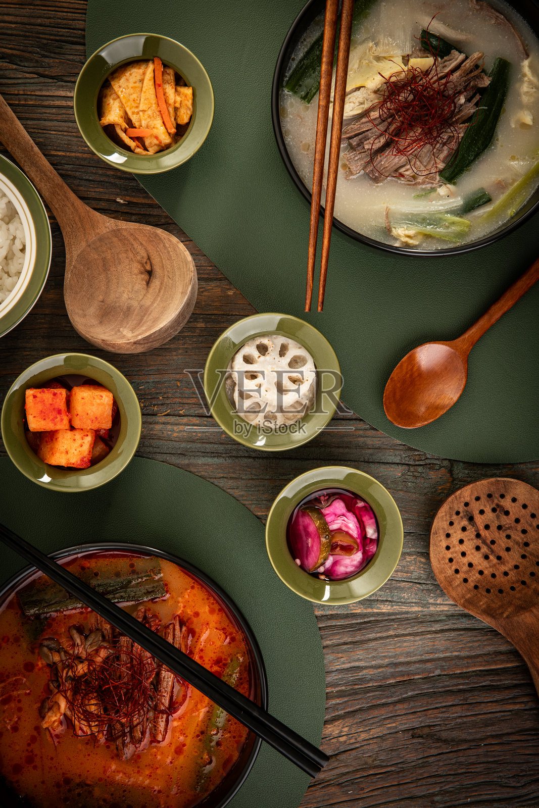 桌上有各种各样的汤和配料照片摄影图片