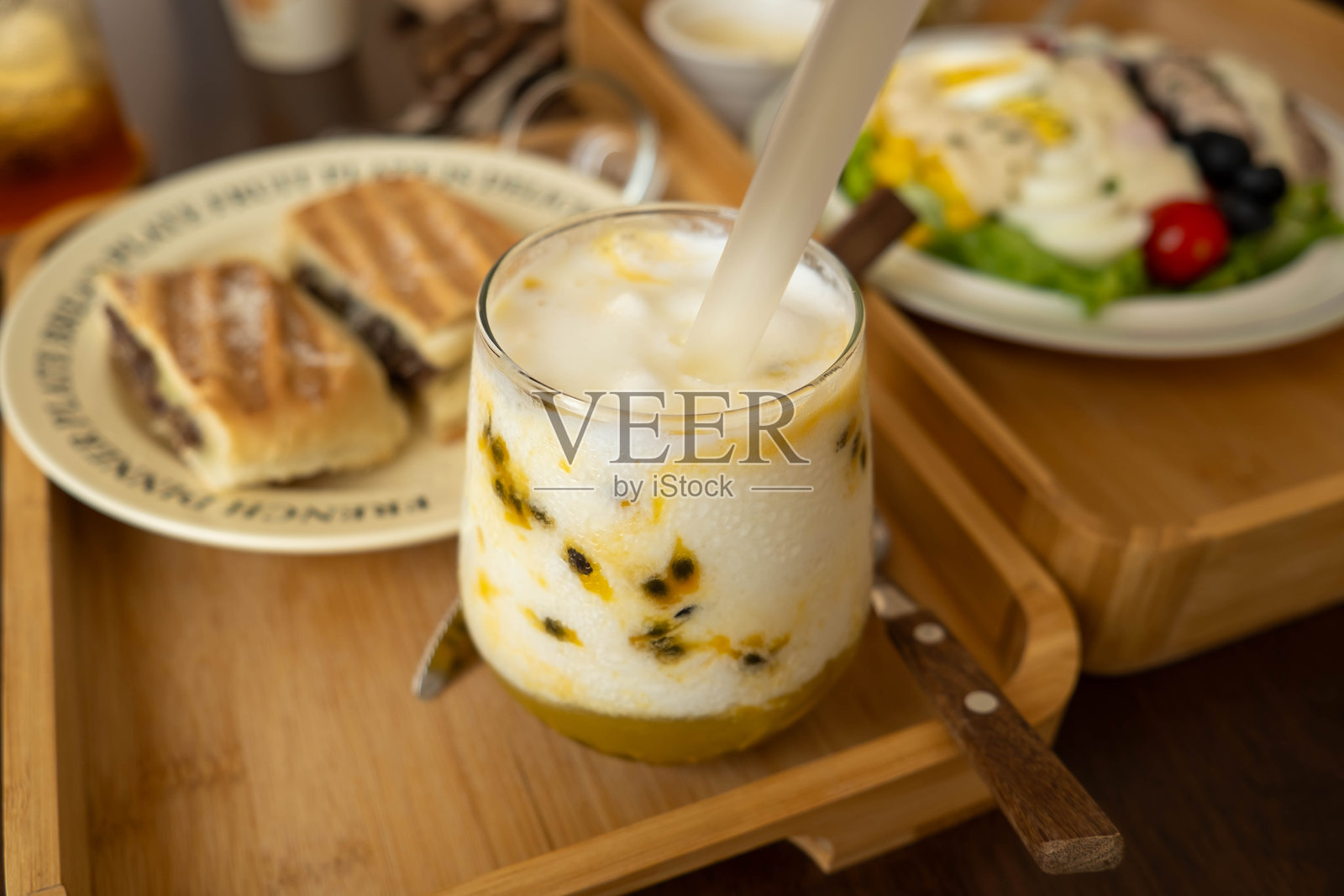 美味的水果酸奶:健康的甜点和零食的选择照片摄影图片