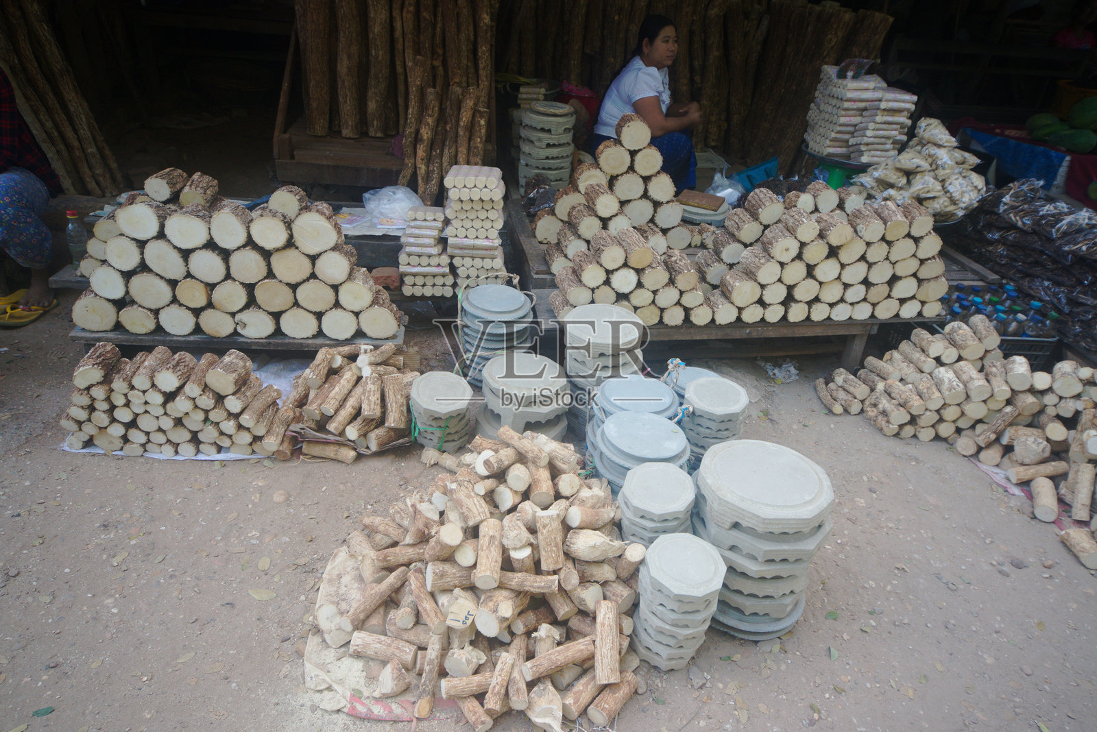 一位女商贩在卖一种珍贵的草药，可以保护皮肤免受阳光照射。帮助滋养和保养皮肤。有助于预防痤疮。照片摄影图片
