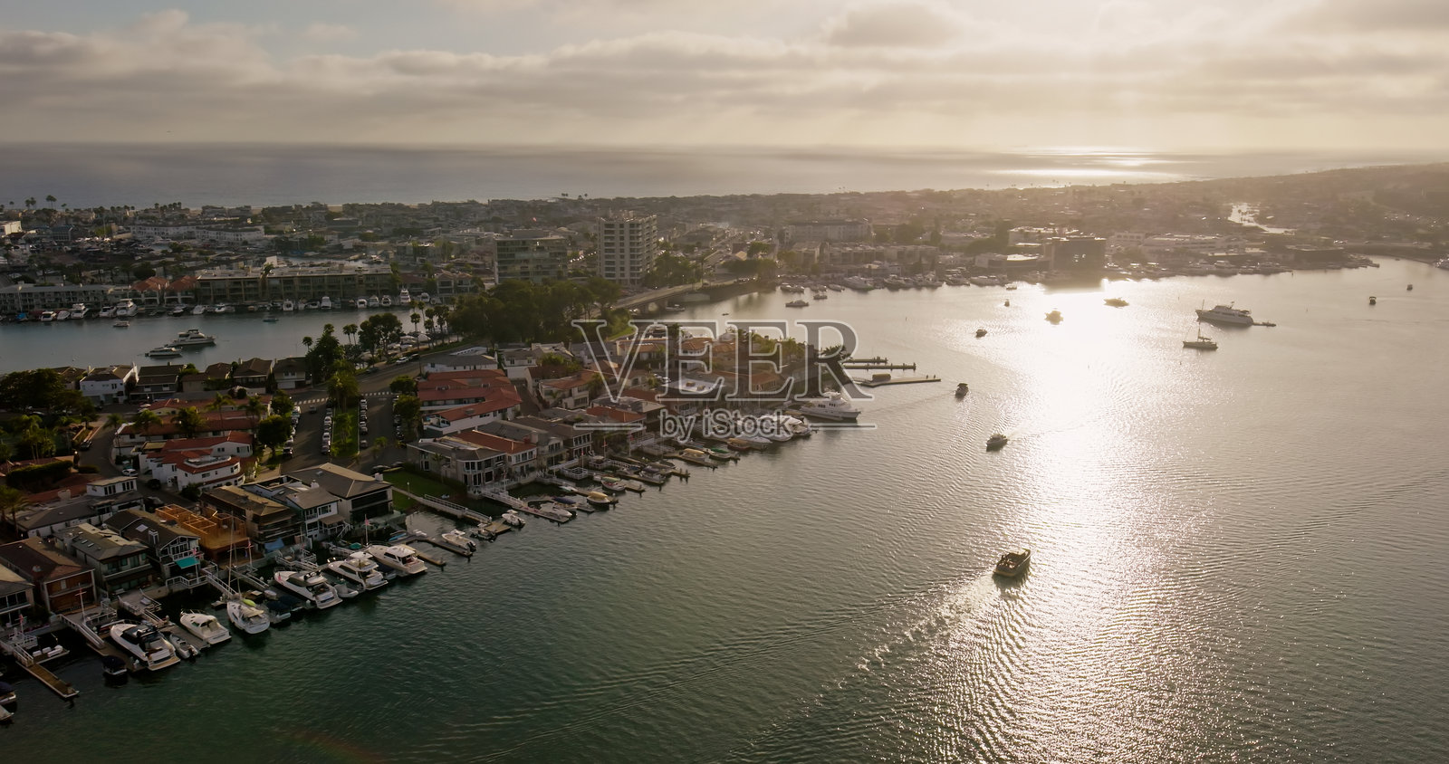 加利福尼亚州纽波特海滩港口午后航拍照片摄影图片