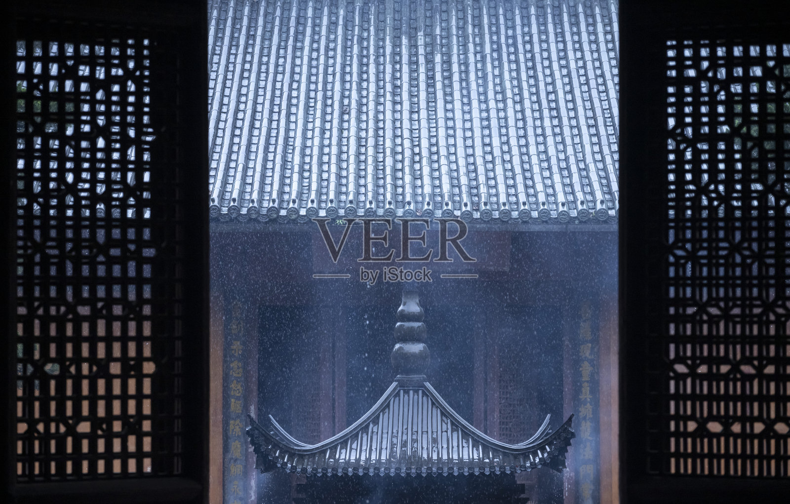 下雨天寺庙的窗框和屋檐照片摄影图片