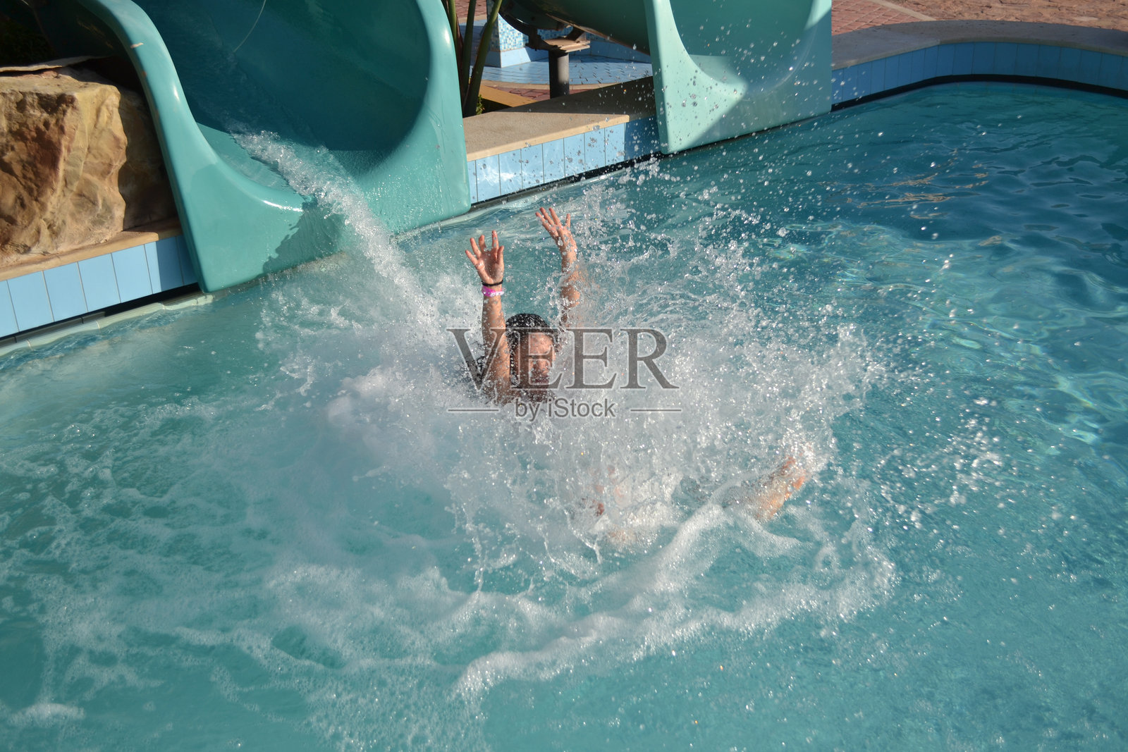 女孩在水上乐园享受的高角度视角照片摄影图片